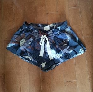 Aritzia flowy shorts